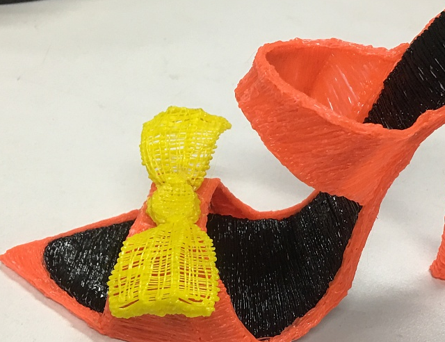 带有蝴蝶结的高跟鞋