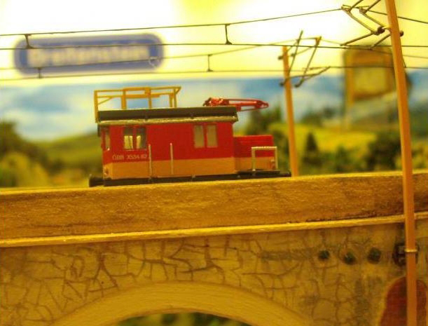 大桥上的小火车