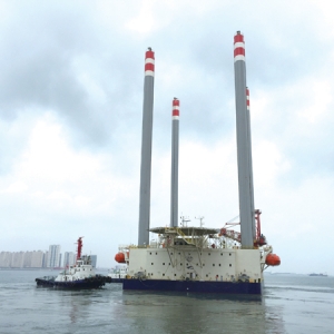 青岛海西重机为阿联酋建造的自升式海工平台起运
