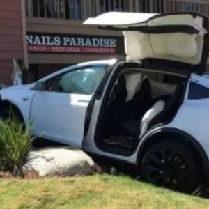 特斯拉Model 3碰撞而起火，刹车失灵自动加速致事故